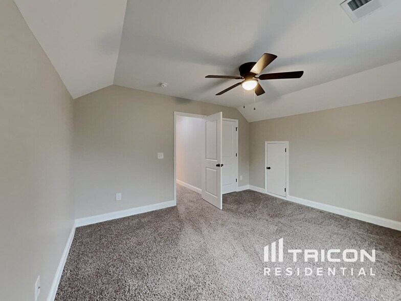 Building Photo - 19 Bloomwood Heights