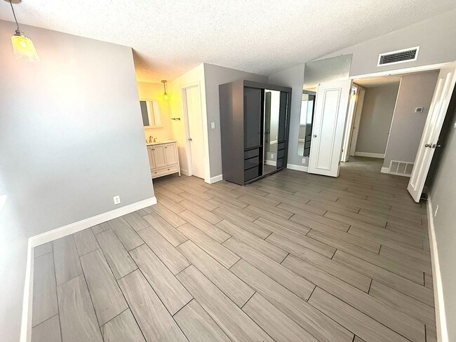 Building Photo - Charming 3 bedroom in NE Albuquerque. Osuna/San Pedro area near San Mateo. Refrigerated Air! 2 Ca...