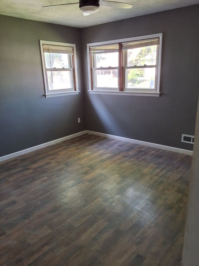 Building Photo - 4 bedrooms/2 bathrooms House