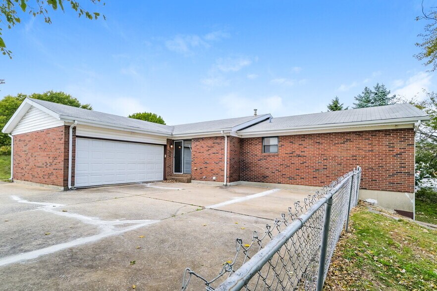 Building Photo - 3319 Tom Sawyer Dr