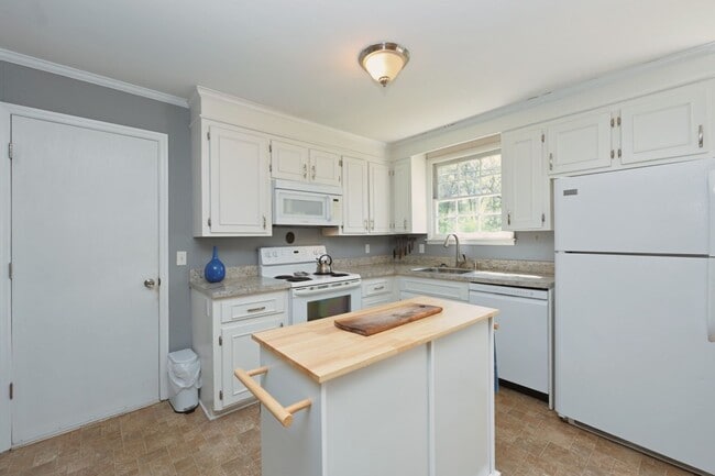 Building Photo - **FURNISHED ONE-SIDE-OF-A-DUPLEX HOME WITH BASEMENT STORAGE MINUTES FROM NASHVILLE WEST AND DOWNT...