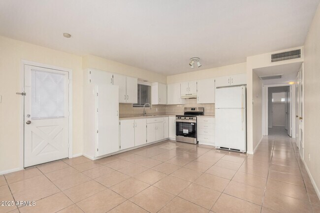 Building Photo - 2409 W Cortez Ave
