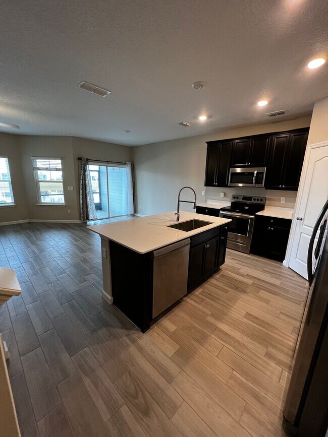 Building Photo - Beautiful 3 Bed 2.5 Bath Townhome with att...