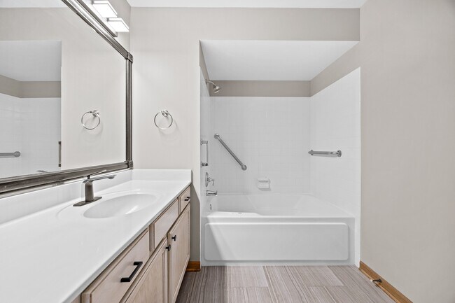 Building Photo - 5S560 Paxton Dr