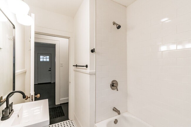 Building Photo - BRAND NEW RENOVATED HOME!