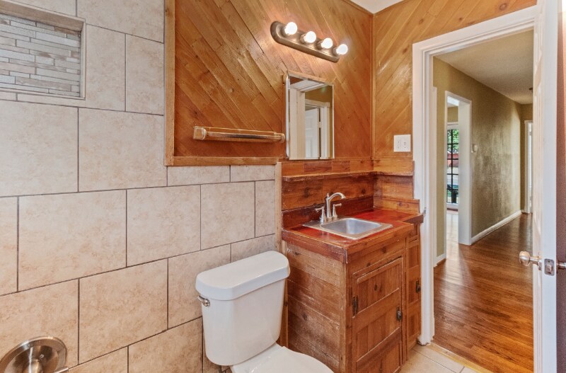 Building Photo - 10911 Visalia Dr