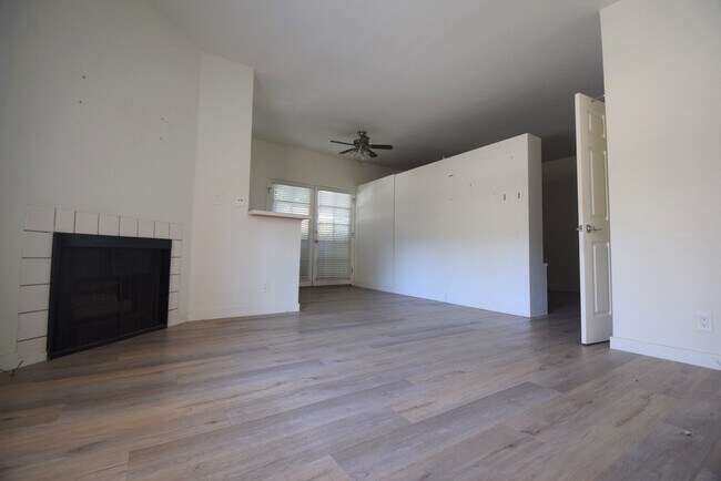 Building Photo - 12142 Oxnard St