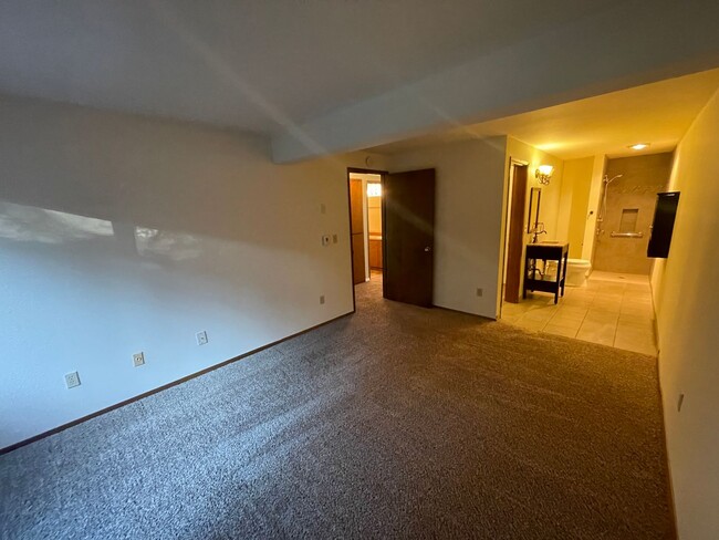 Building Photo - 2 BED 2 BATH SOUTHRIDGE CONDO