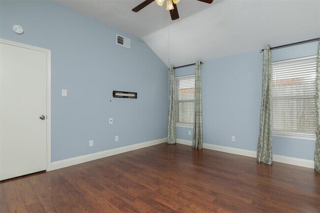 Building Photo - 2935 Auburn Dr