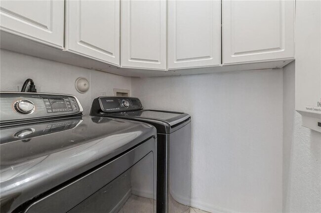 Building Photo - 5851 NW 119th Dr