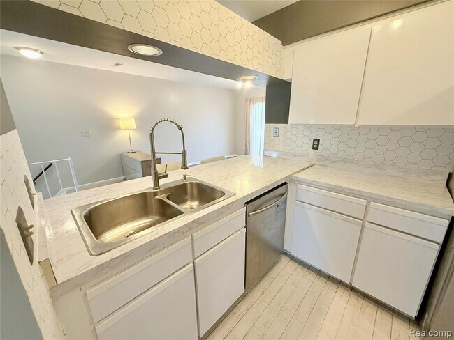 Building Photo - 1550 Meadowside Dr