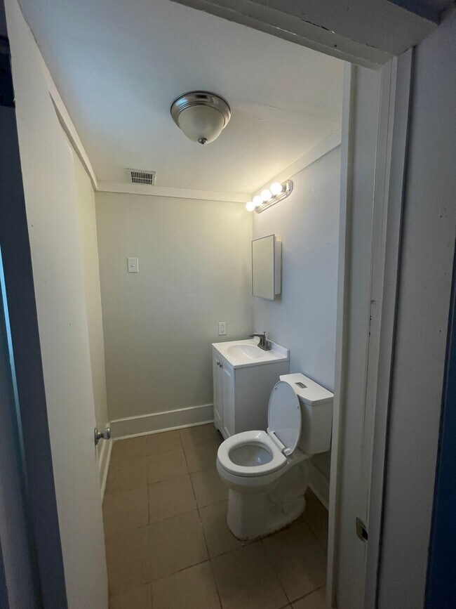 Building Photo - Available July 1st! 3 Bed 1.5 Single Family Home!