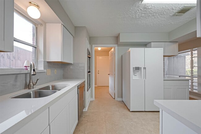 Building Photo - 22610 Deville Dr