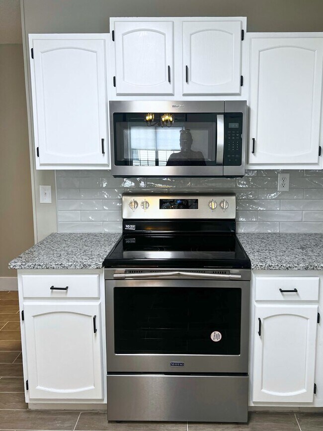 Building Photo - Spacious 4 Bedroom Home with Flex Room & S...
