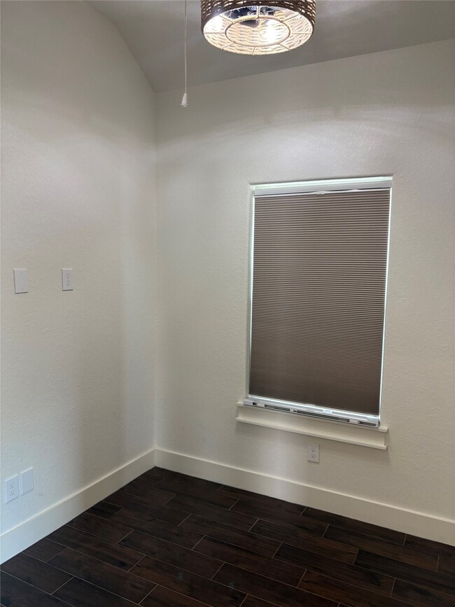 Building Photo - 405 E Mulberry St