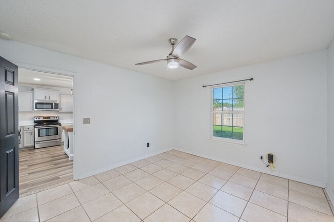 Building Photo - North Crestview Home!