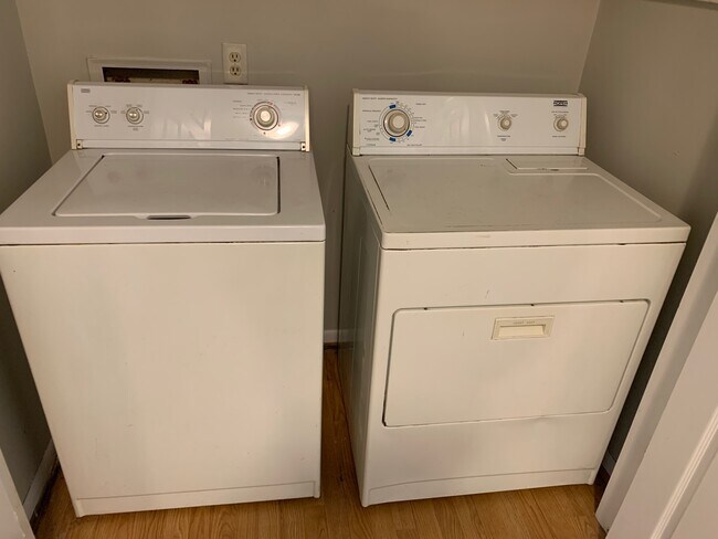 Building Photo - 812 Robin Hood Trail