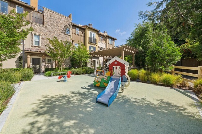 Building Photo - Modern 2021 Townhome | 3BD | EV Charger | Near Google & Downtown Mountain View