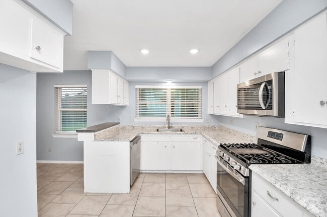 Building Photo - 8022 Sharpview Dr