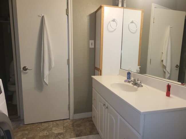 Building Photo - 1411 Piney Dr