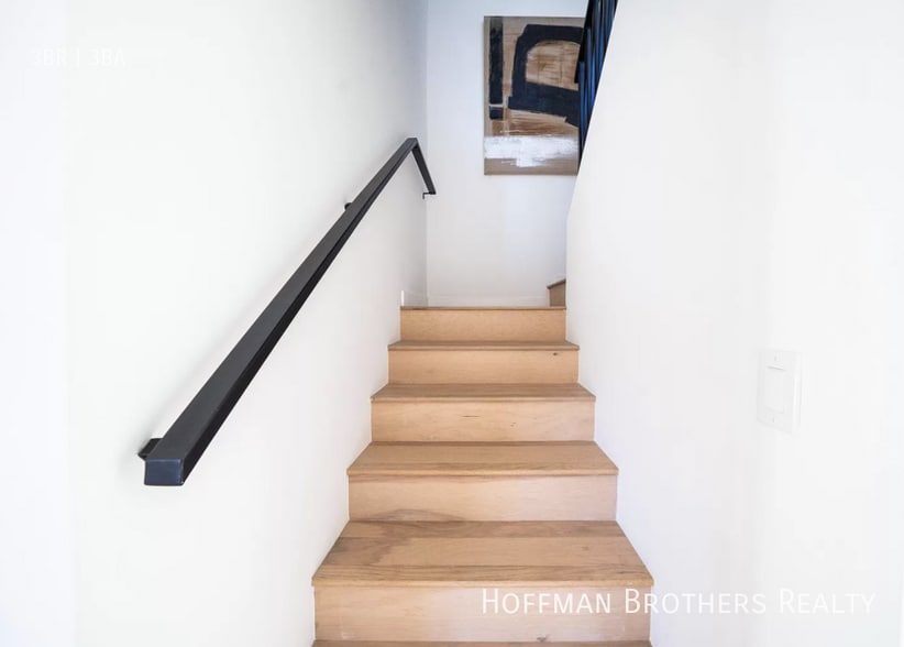 Building Photo - 2681 1/2 Roseview Ave-