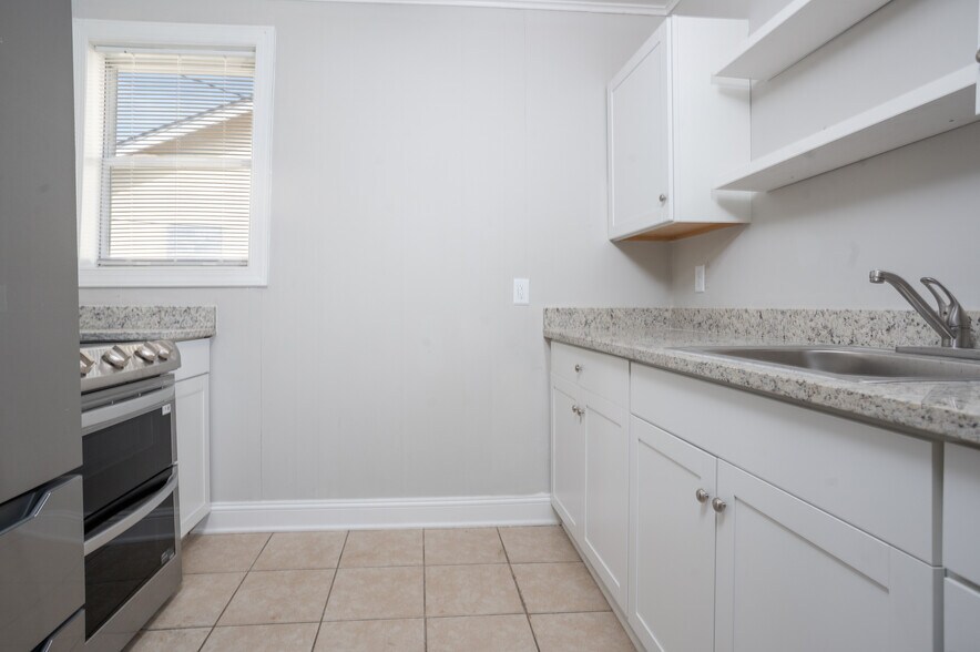 Kitchen with Granite Counters - 932 33rd Ave N