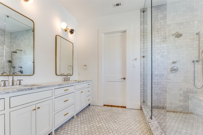 Building Photo - 709 E 13th St