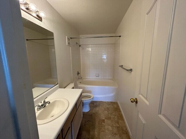 Building Photo - 3 Bed Townhome For Rent in Henderson!