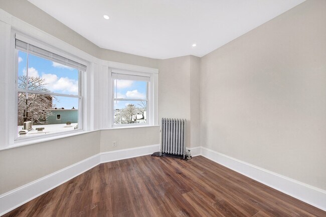 Building Photo - 105 School St