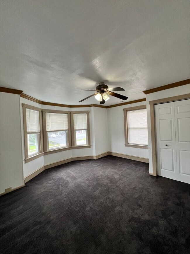 Building Photo - 3 Bedroom Apartment Available w/ 2 car garage