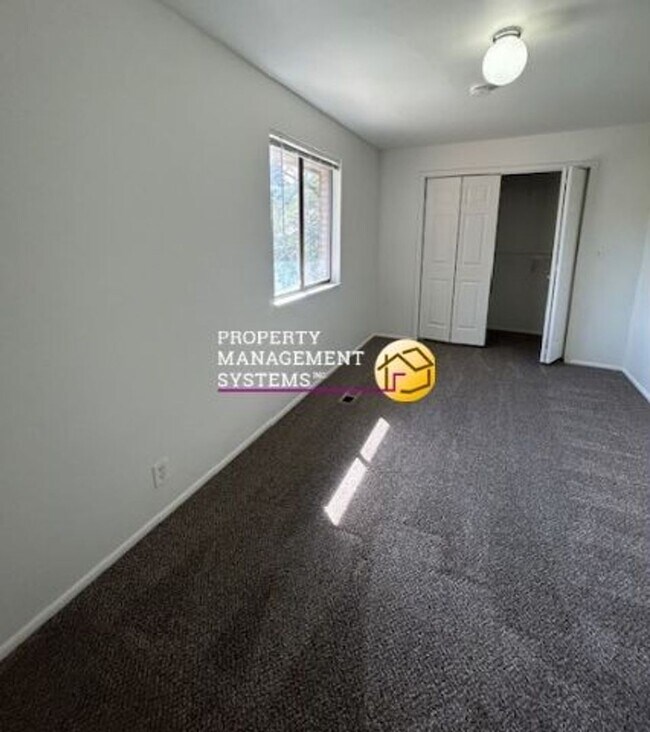 Building Photo - 3 Bedroom Twin Home in Sandy