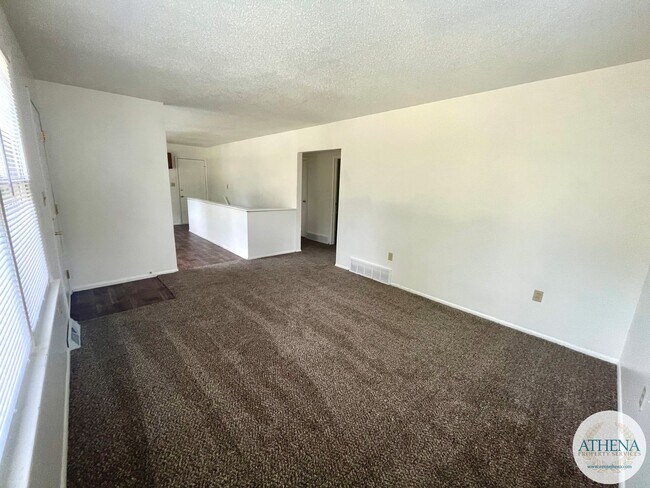 Building Photo - 2 Bedroom / 1 Bath House - SIZABLE YARD & W/D HOOKUPS