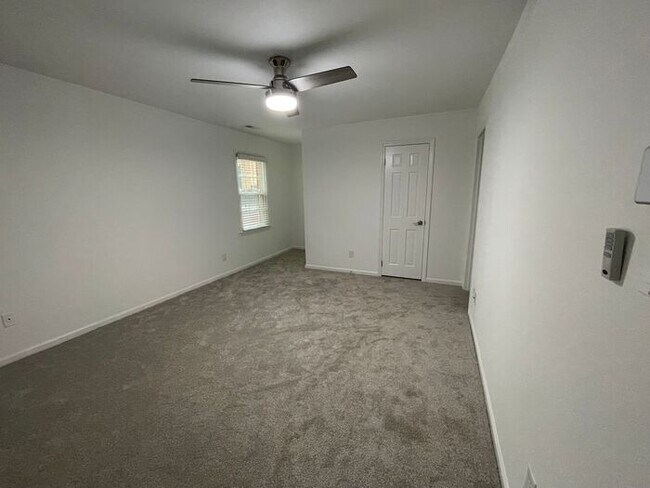 Building Photo - Beautiful 3-bedroom, 2.5 bath townhome in the highly desirable Governors Square subdivision.