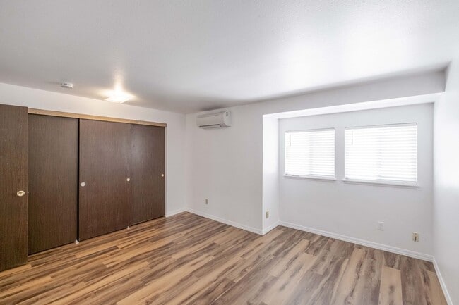 Building Photo - Beautiful 4 Bed, 2 Bath Townhouse with Lots of Closet Space and Laundry In Unit!