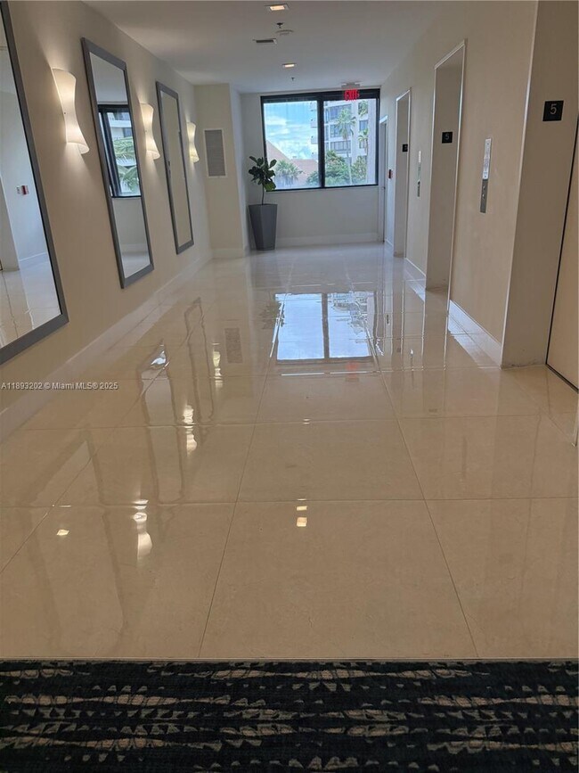 Building Photo - 540 Brickell Key Dr