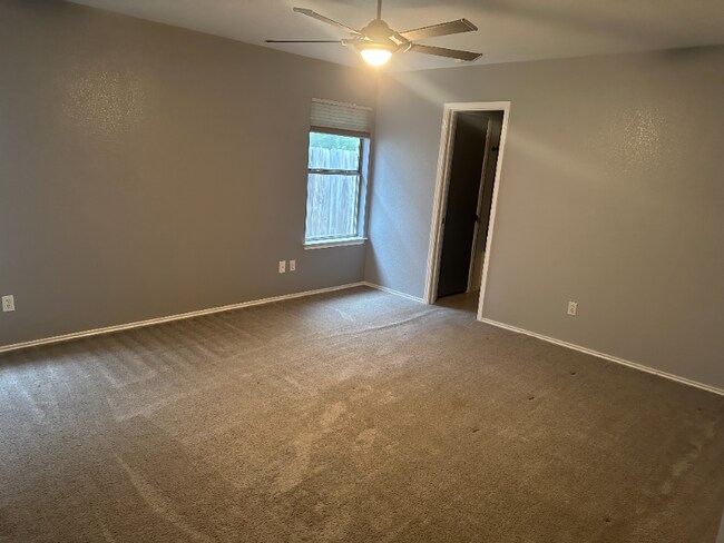 Building Photo - 1009 Hughmont Dr