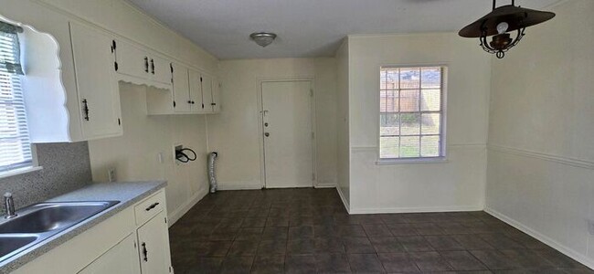 Building Photo - Available- Charming 2-Bedroom Home in Longview