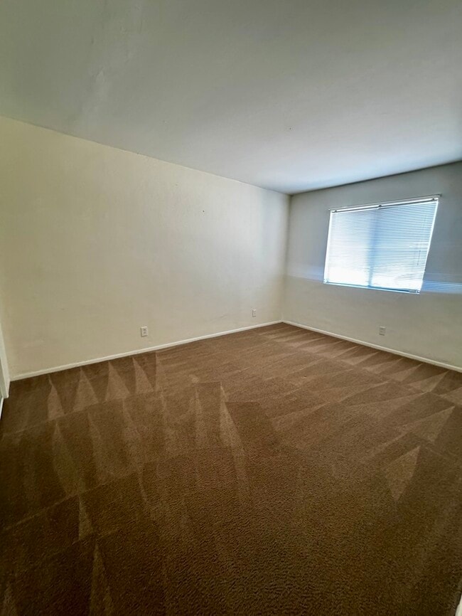 Building Photo - FOR RENT