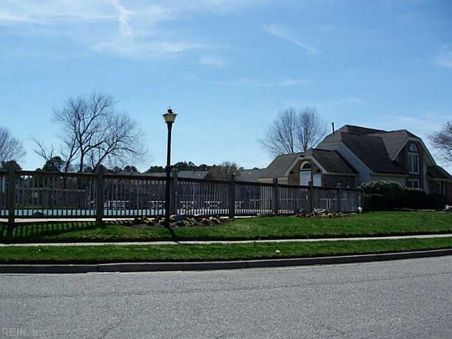 Building Photo - CHESAPEAKE UPDATED END-UNIT TOWNHOME