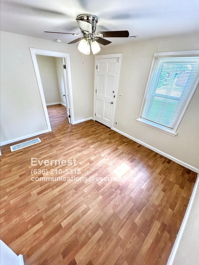 Building Photo - Charming 2-Bedroom Home with Off-Street Pa...