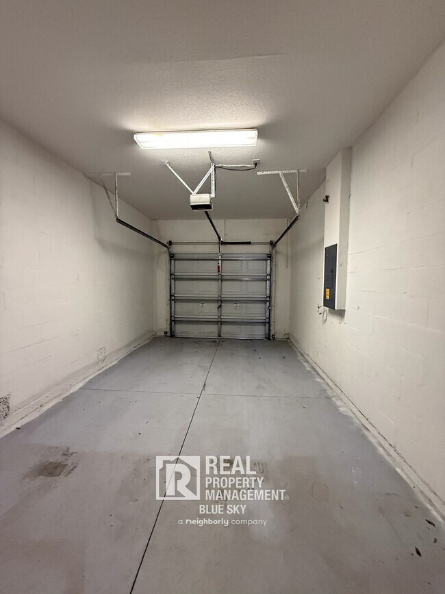 Building Photo - 2047 Park Crescent Dr