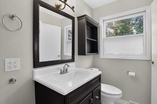 Building Photo - Spacious Stunning 3 BR House in Mount Prospect W/ Office/Playroom on Corner Lot