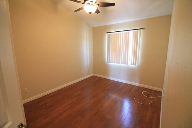 Building Photo - 2 bedroom end unit townhouse