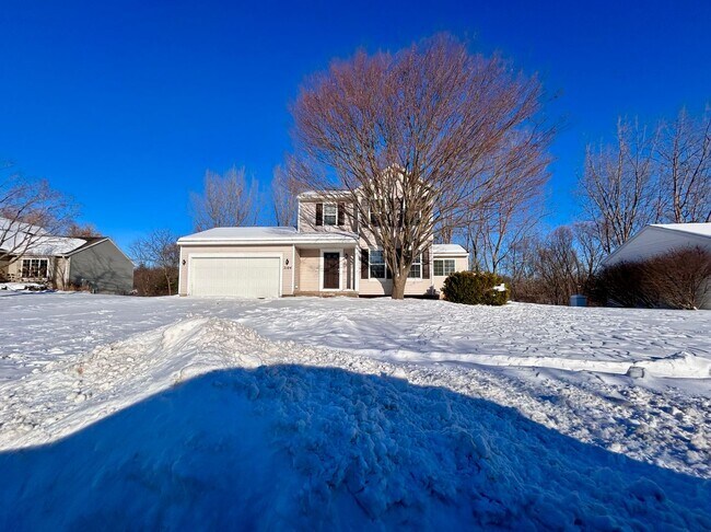 Building Photo - 3 Bedroom Home in Forest Hills Schools!