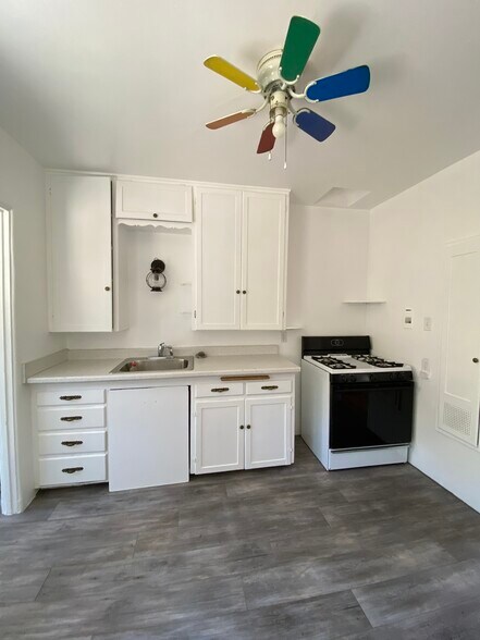 Kitchen - 10204 Fairgrove Ave