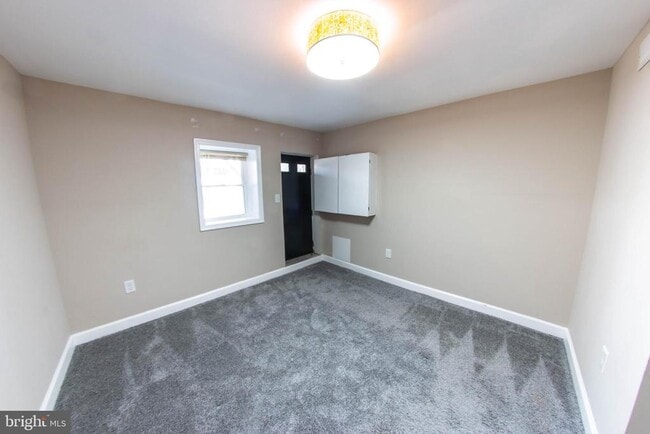 Building Photo - 636 S Kenwood Ave