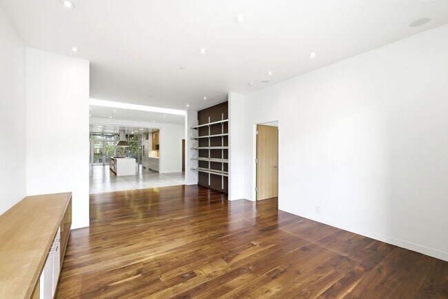 Building Photo - 1076 S Van Ness Ave