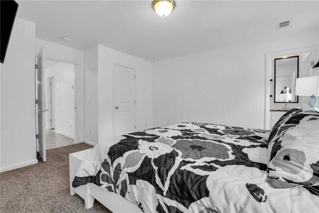 Building Photo - Modern 4 Bedroom South Savannah Home with ...