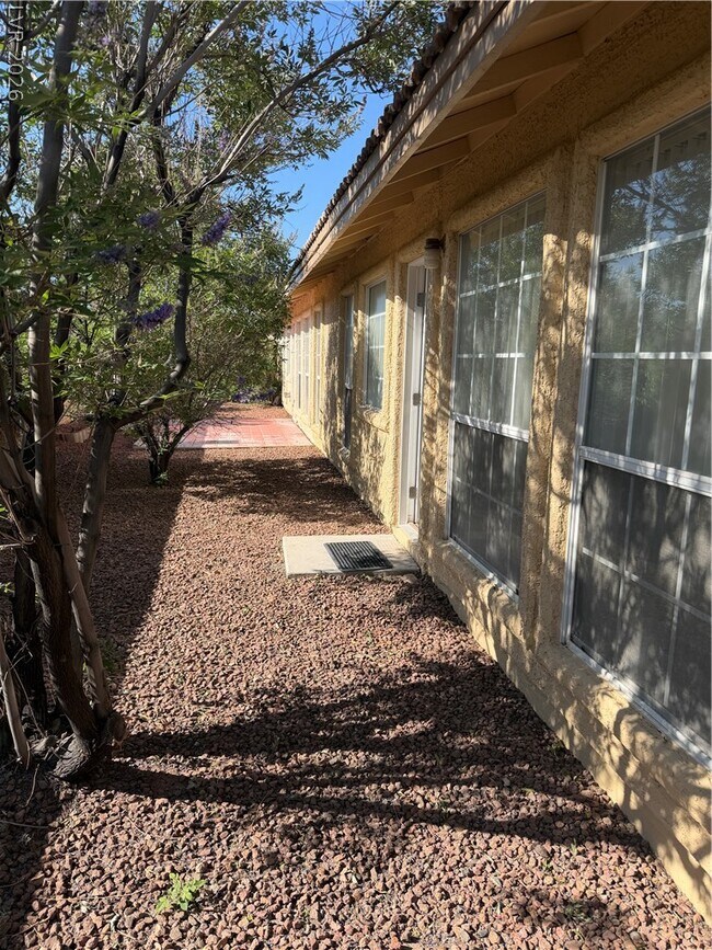 Building Photo - 5408 Cove Point Dr