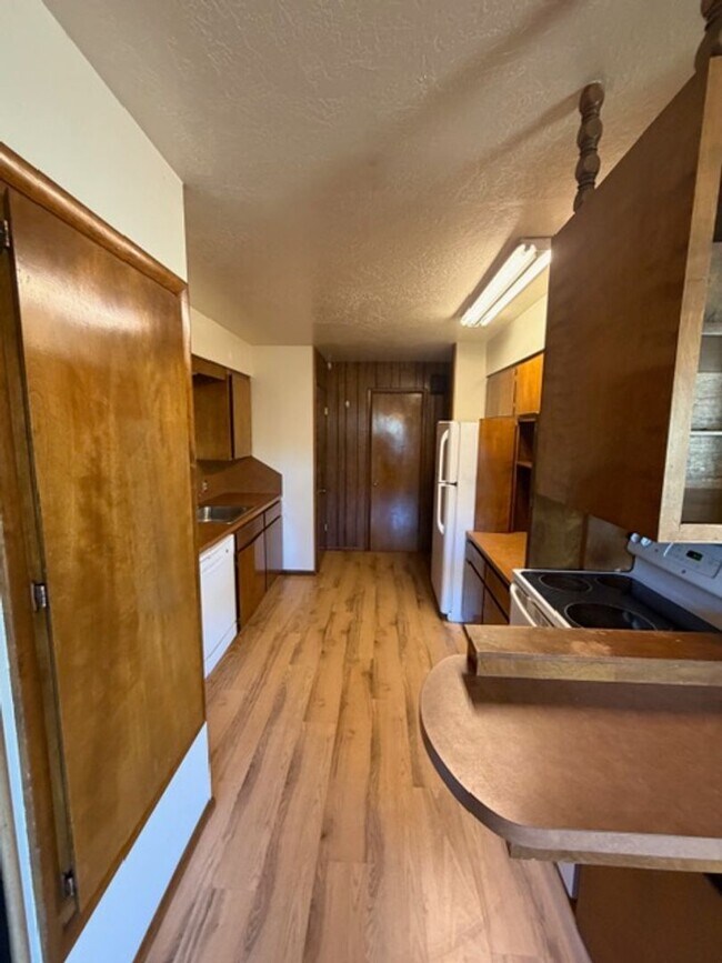 Building Photo - Clean and Comfortable 3 Bedroom, 2 Bathroom Townhouse